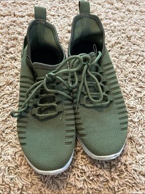 Kendall and Kylie olive green sneakers size 7